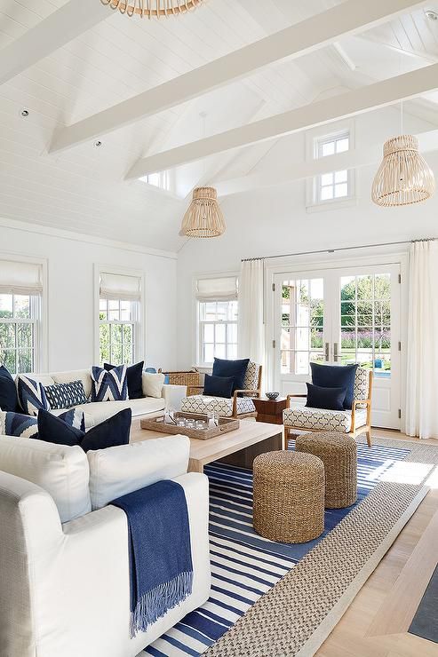 Một thiết kế phòng khách với màu trắng chủ đạo tiếp theo là màu xanh lam và màu vàng xuất hiện trong đồ nội thất tạo điểm nhấn và sự tương phản