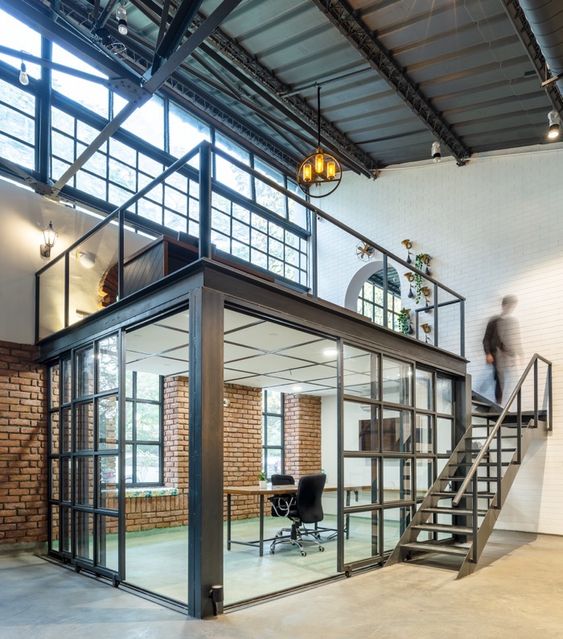 Thiết kế văn phòng công nghiệp sử dụng vách kính để tạo không gian phòng họp kín
